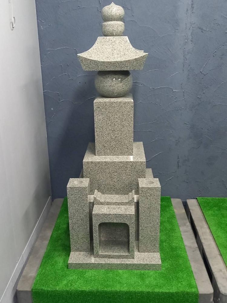 五輪塔、紫龍石を使用しております。<br />
施工金額は墓地や敷地などによって異なりますが、目安として15万円から20万円位となります。
