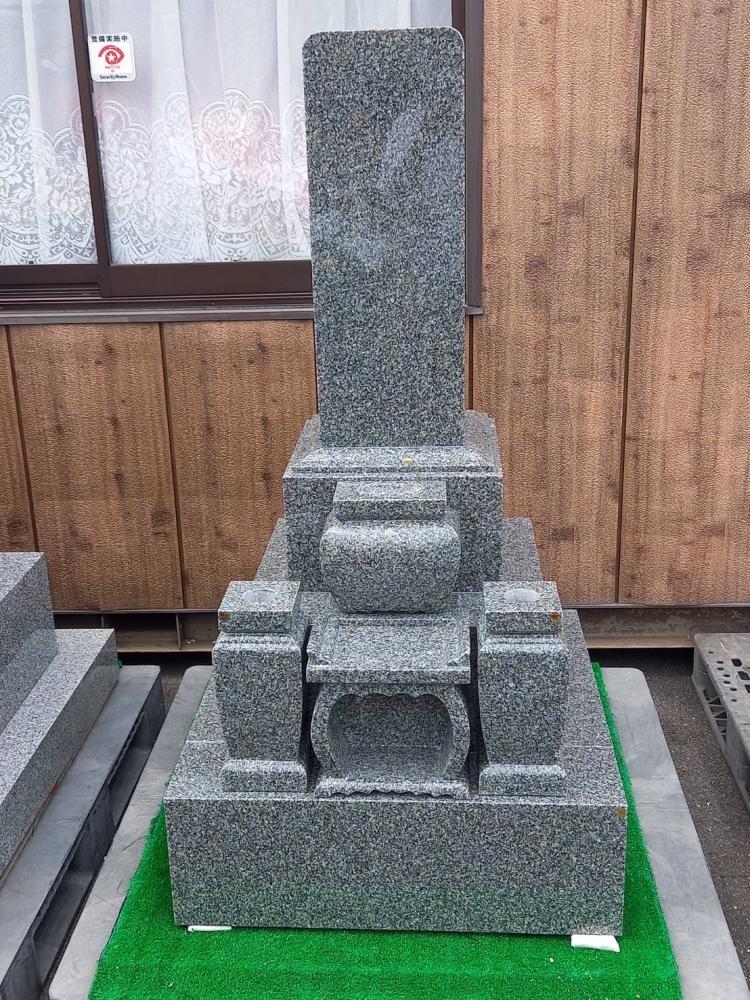 和風8寸3段DX標準墓石<br />
天光石を使用しています。<br />
施工金額は15万円から20万円です。